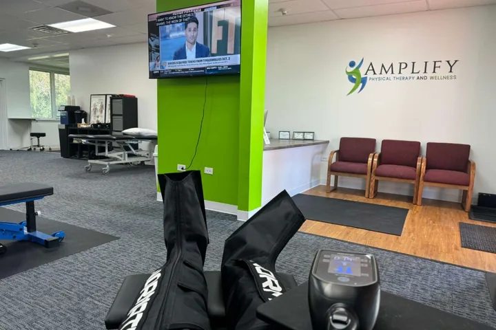 A Doctor of Physical Therapy working one-on-one with a patient at Amplify Physical Therapy and Wellness