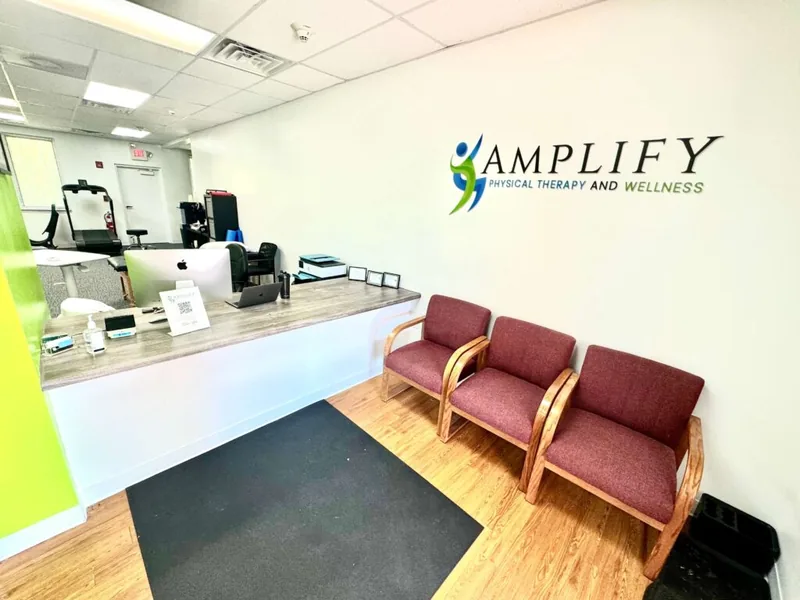 Dr. Andrew Moy talking through nutrition habits one-on-one with a patient at Amplify Physical Therapy and Wellness in Bolingbrook