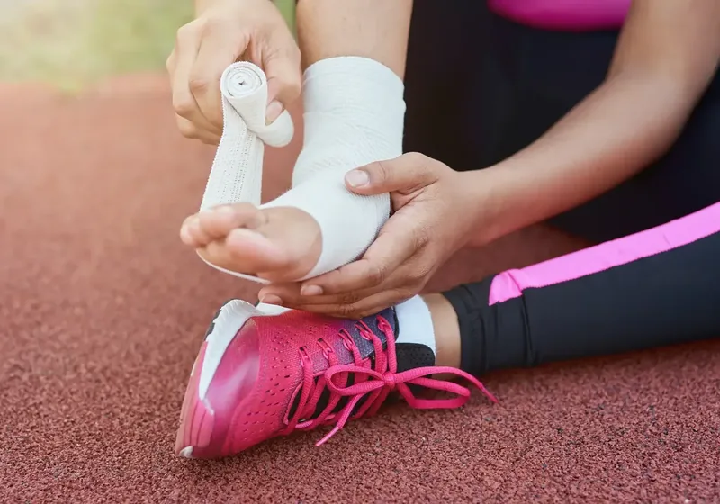 Physical therapist screening an athlete&rsquo;s squat and single-leg control